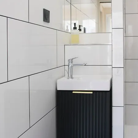 Pretty Parisian Cocoon In Rue De Levis Parijs