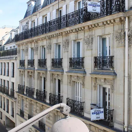 Pretty Parisian Cocoon In Rue De Levis