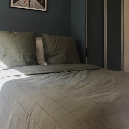 Pretty Parisian Cocoon In Rue De Levis Appartement