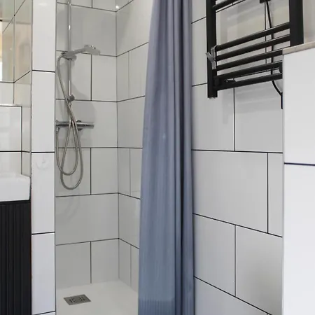 Pretty Parisian Cocoon In Rue De Levis Appartement Parijs