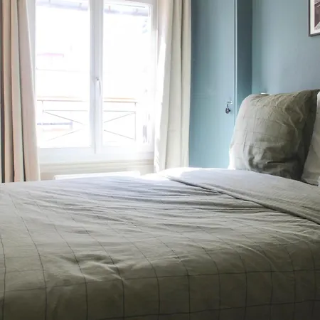 Pretty Parisian Cocoon In Rue De Levis *