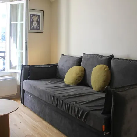 Pretty Parisian Cocoon In Rue De Levis Parijs