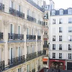 Pretty Parisian Cocoon In Rue De Levis Apartman