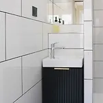 Pretty Parisian Cocoon In Rue De Levis 파리